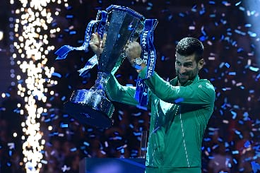 Novak Djokovic soulevant le trophée des Masters ATP