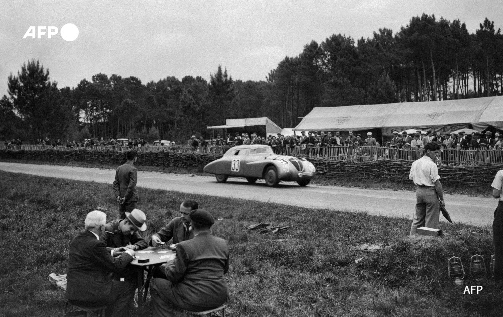 Spectators play cards next to the Le Mans racetrack, in 1938