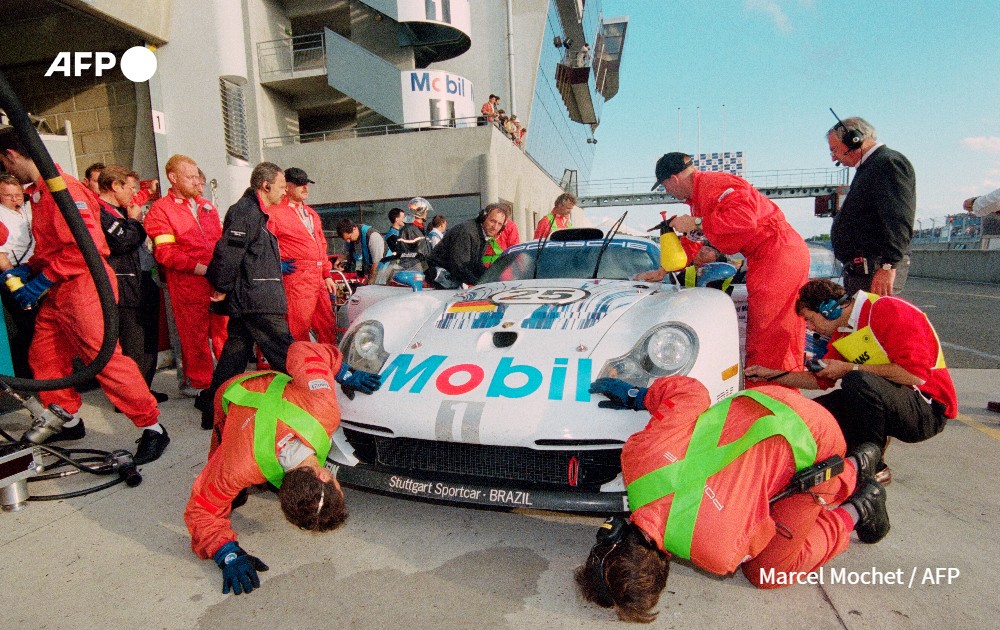 The Porsche 911 GT1 N°25 makes a pit stop, 1997