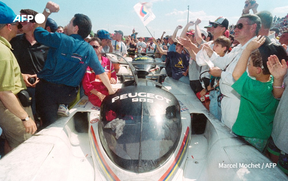 The Peugeot 905 Evo 1C N°3 are surrounded by the crowd, 1993