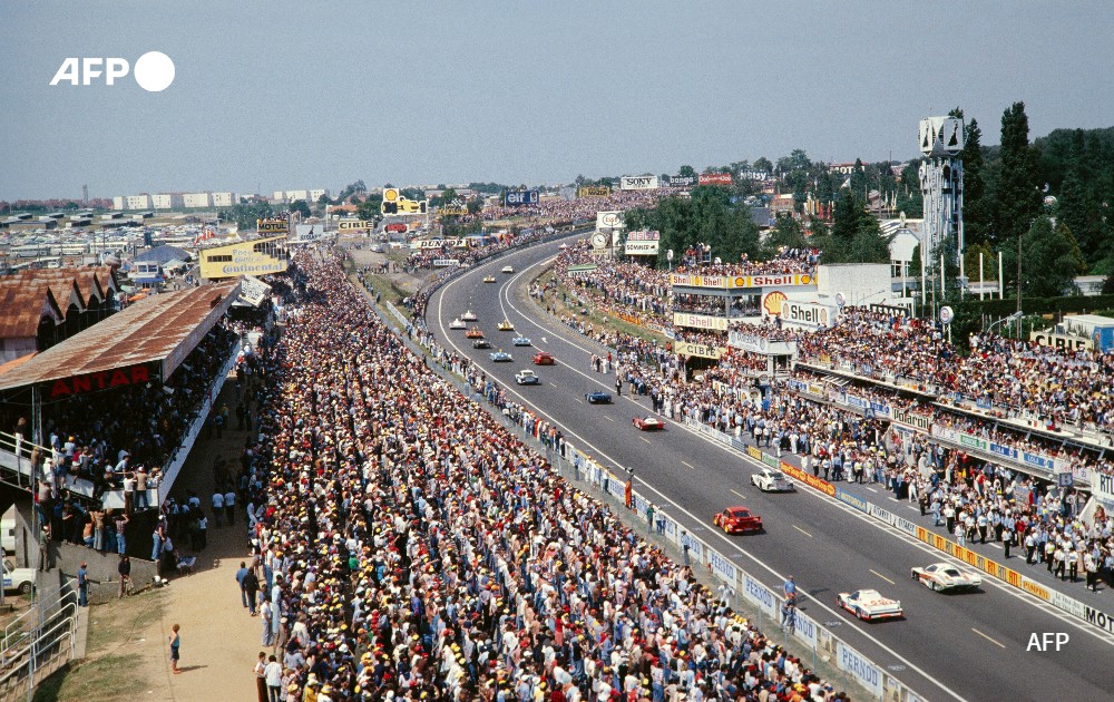 Thousands of spectators attend the start of the 46th edition of the 24 hours of Le Mans, 1978