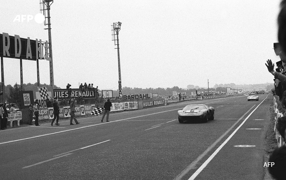 The John Wyer Automotive Engineering team Ford GT 40 N°6 crosses the finish line, 1969