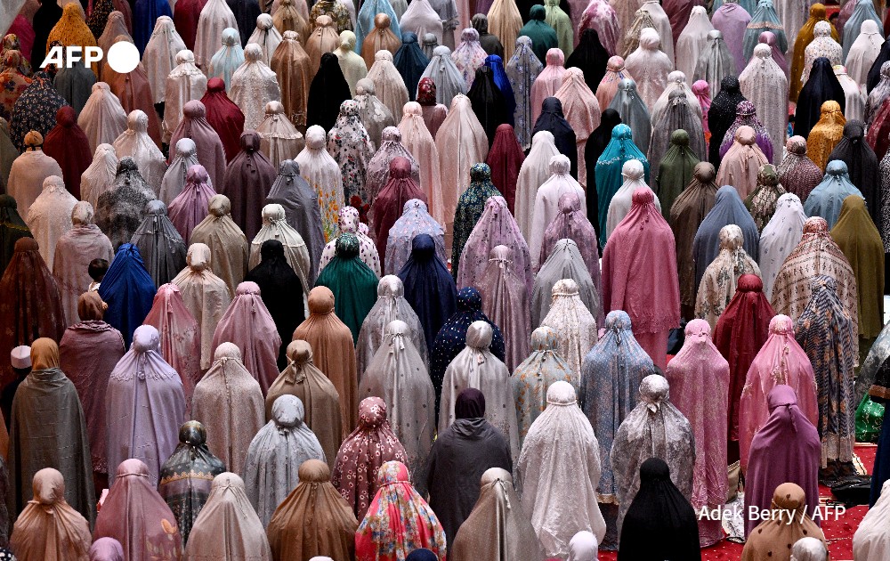 veiled women offer night prayers