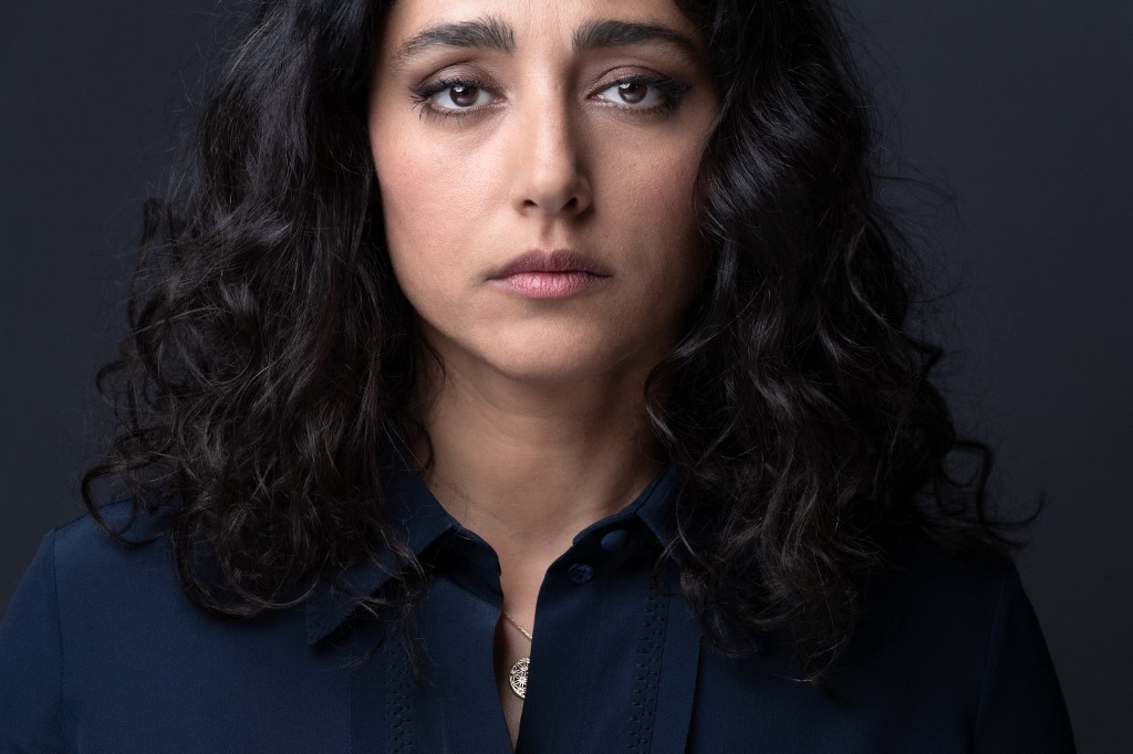 A actriz iraniana Golshifteh Farahani posa durante uma sessão fotográfica em Paris, a 11 de Outubro de 2022.  JOEL SAGET / AFP