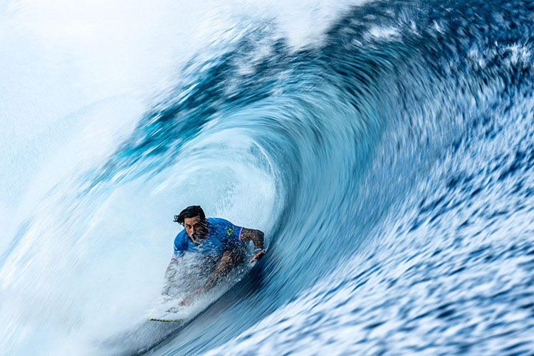 Le Brésilien Filipe Toledo surfe dans le tube lors du 3e heat du 1er tour masculin de surf, aux Jeux Olympiques de Paris 2024, à Teahupo'o, sur l'île de Tahiti en Polynésie française, le 27 juillet 2024.  © Jerome Brouillet / AFP