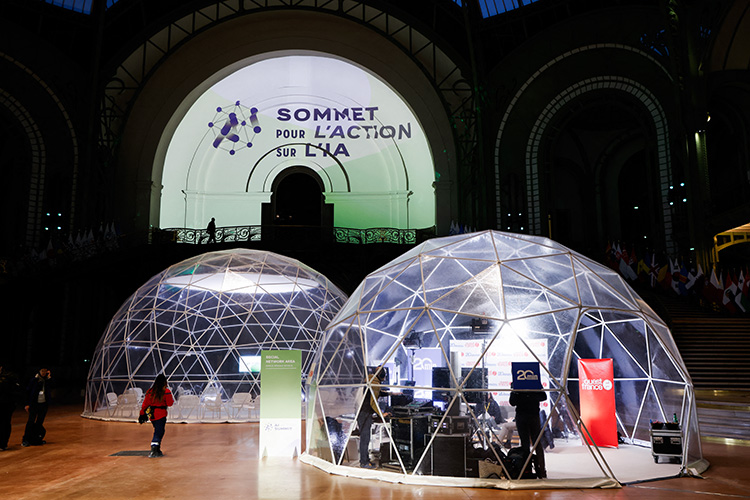 Le Grand Palais se prépare à recevoir le sommet international de Paris sur l'intelligence artificielle (IA), réunissant dirigeants politiques et de la tech