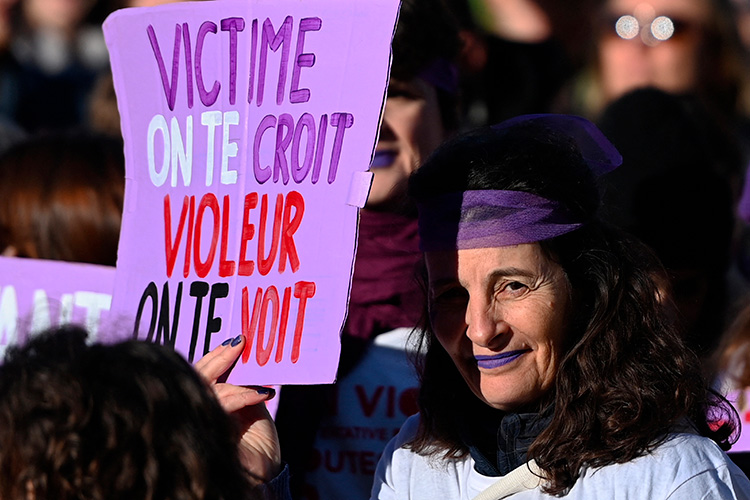 Un manifestant tient une pancarte près du tribunal à Avignon, le 14 décembre 2024.