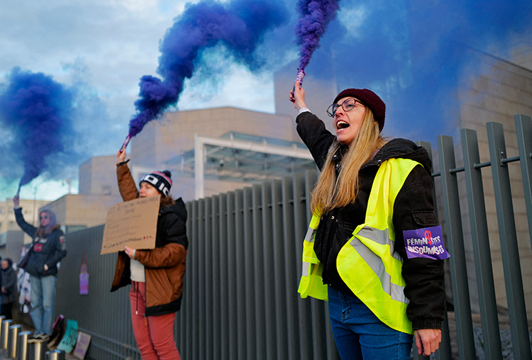 Des manifestants brandissent des torches en soutien à Gisèle Pelicot près du tribunal d'Avignon.