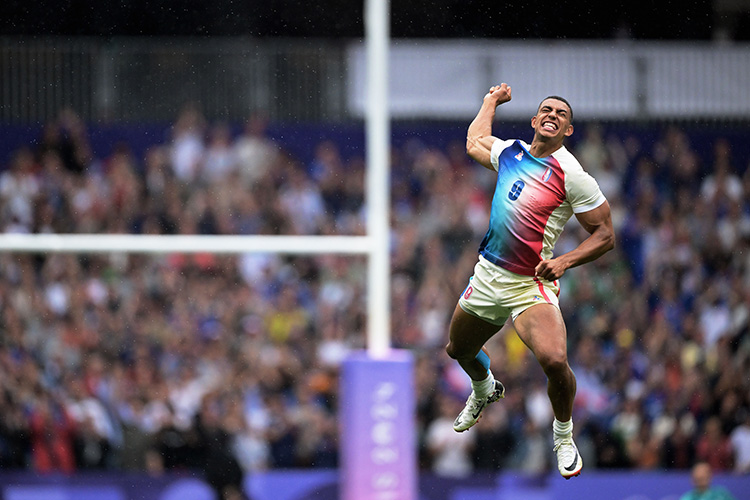 L’international français Aaron Grandidier Nkanang célèbre un essai durant la demie finale de rugby à sept opposant l'Afrique du Sud à la France lors des Jeux olympiques de Paris 2024 au Stade de France, le 27 juillet 2024. © Carl de Souza / AFP