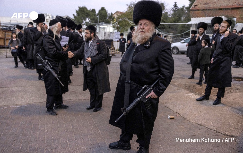 Ultra-orthodox Jewish men armed with guns