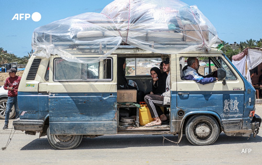 Displaced Palestinians who left with their belongings in a van