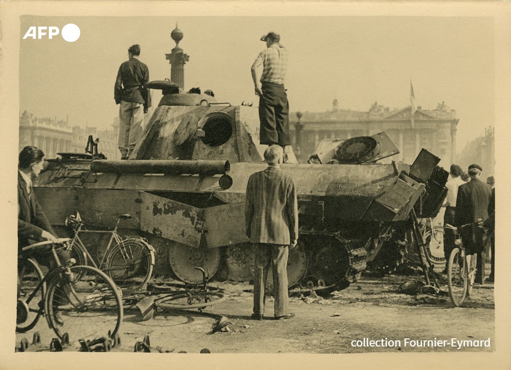 Place de la Concorde, le 26 août 1944, un char allemand Panther calciné après l’unique combat de chars livré la veille. © Collection Fournier-Eymard/AFP