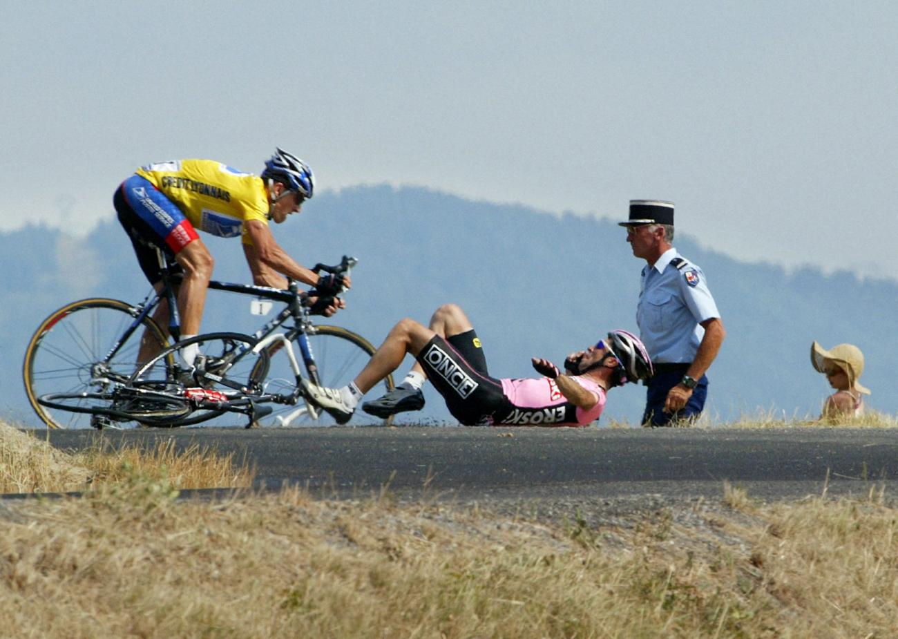 Lance Armstrong évite l'Espagnol Joseba Beloki tombé lors du 90e Tour de France