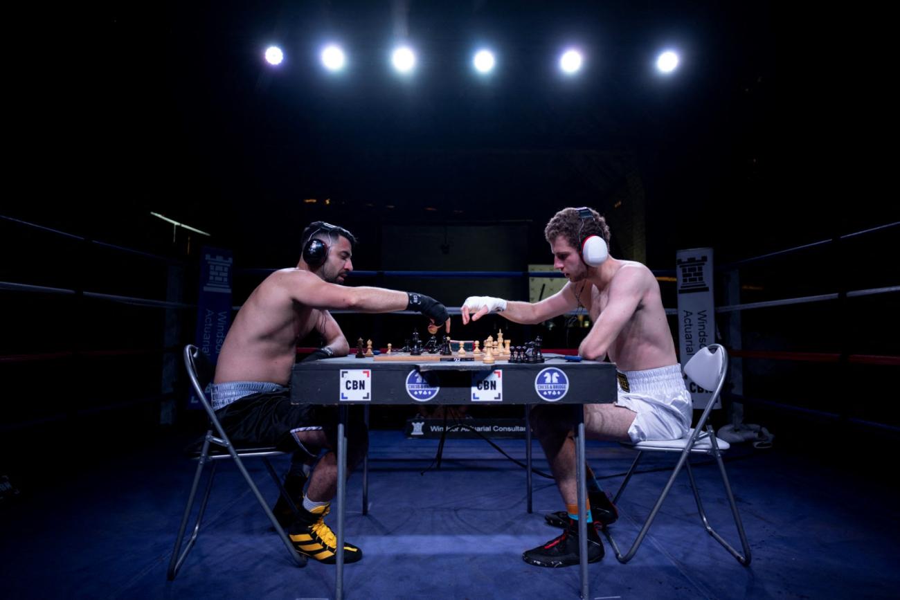 Shayan Zarein Dolab affronte Martin Neu lors du festival de chessboxing Chox Con