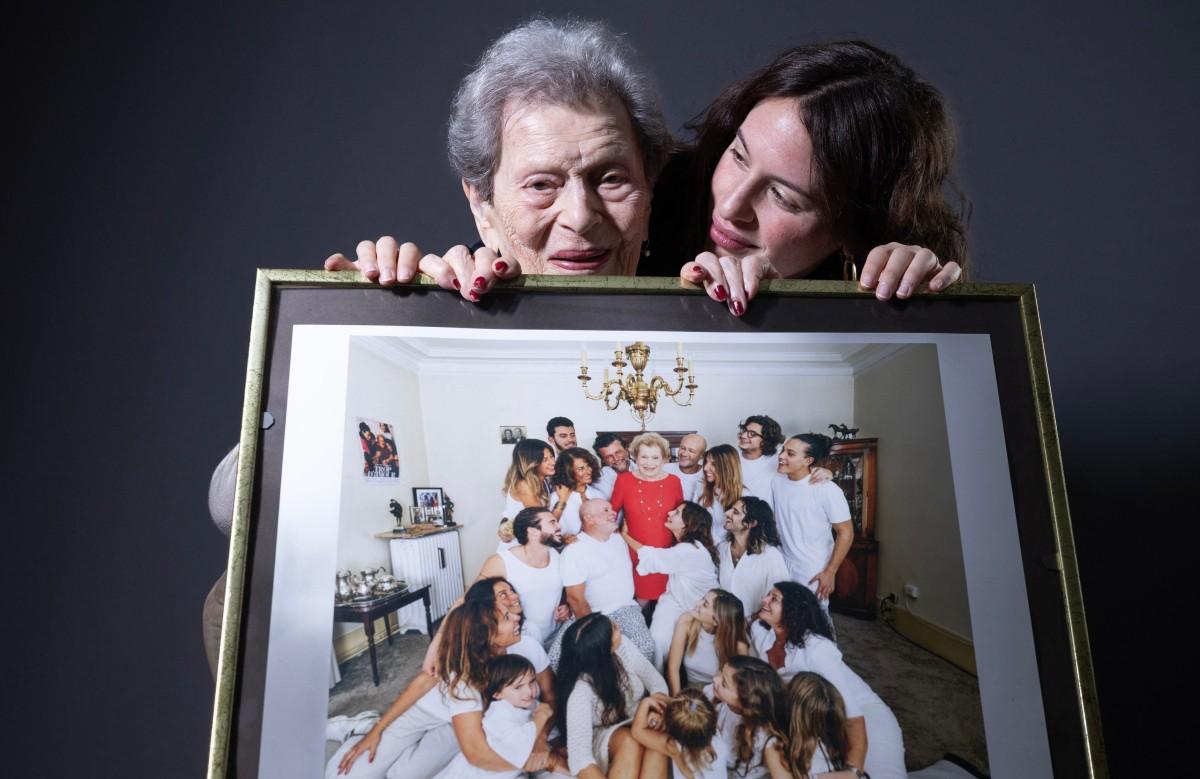 Julia Wallach, tient entre ses mains une photo de famille.