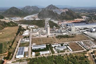 Photo aérienne de l'usine de ciment Chip Mong Insee, dans la province de Kampot. © Suy Se / AFP