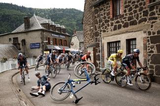 Le Belge Wout Van Aert chute dans la montée du Col de Neronne lors de la 11e étape du Tour de France, le 10 juillet 2024. © Anne-Christine Poujoulat / AFP