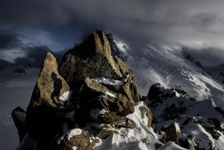 L'alpiniste français Charles Dubouloz marche sur une crête près du Glacier du Géant autour du refuge des Cosmiques, dans le massif du Mont-Blanc.© Jeff Pachoud / AFP