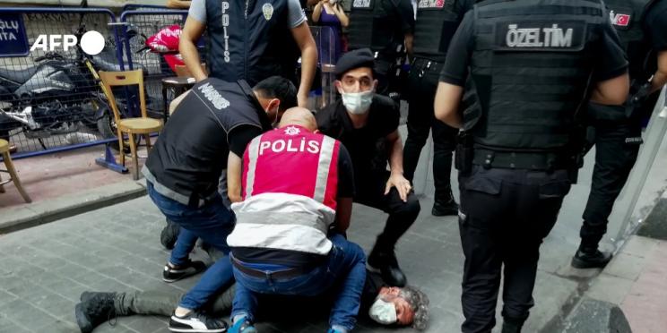 Marche des fiertés à Istanbul : le photographe interpellé de l’AFP libéré