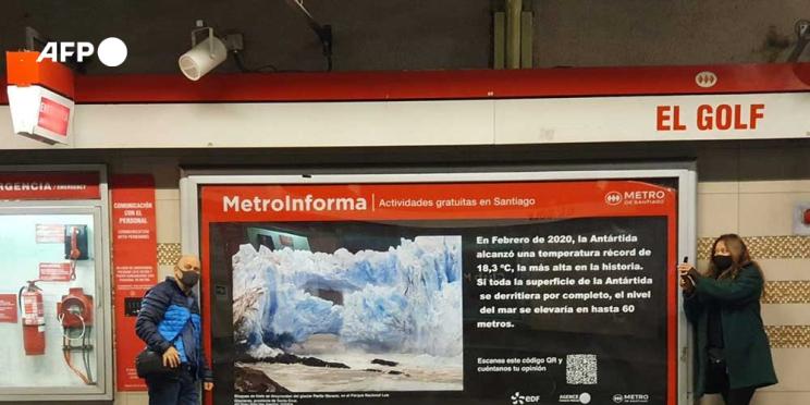 Exposición AFP “El cambio climático en imágenes” en el Metro de Santiago, Chile