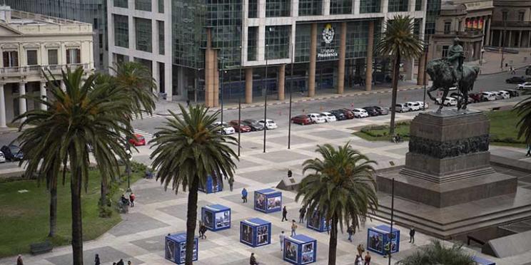 CERES (Centro de Estudios de la Realidad Económica y Social) y el Centro de Fotografía de Montevideo invitan a AFP a participar de la exposición “Democracia”.