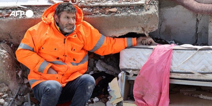 El dolor de un padre: la foto de AFP símbolo del terremoto en Turquía y Siria